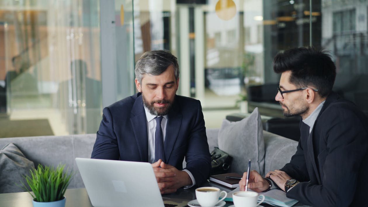 Digital marketing consultant meeting a business owner over a laptop to plan where the budget goes